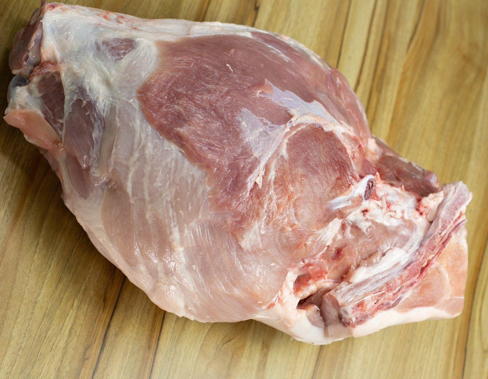 Pernil com osso e sem couro